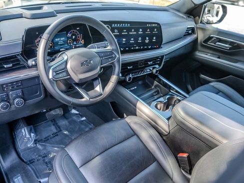 Used 2025 Chevrolet Suburban Z71 image 4