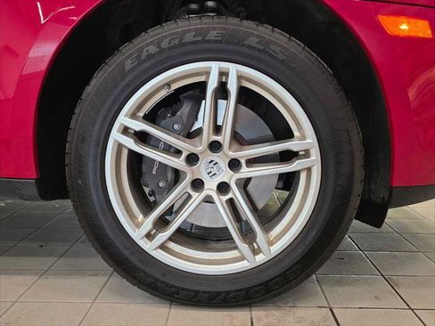 Used 2025 Porsche Macan AWD/4WD image 9