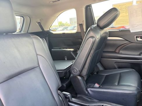 Used 2019 Toyota Highlander XLE AWD/4WD image 18