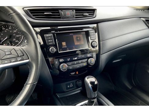 Used 2018 Nissan Rogue SV image 6