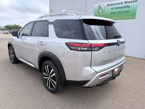 Used 2024 Nissan Pathfinder Platinum FWD image 8