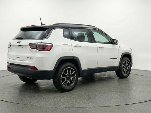 Used 2025 Jeep Compass Trailhawk image 9
