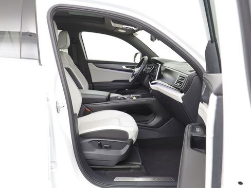 Used 2024 Volkswagen Atlas Cross Sport SEL Premium R-Line image 19