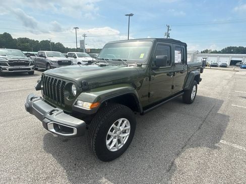 Used 2023 Jeep Gladiator Sport AWD/4WD image 4