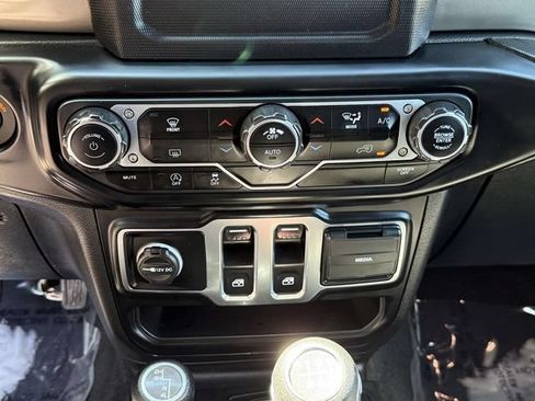 Used 2021 Jeep Wrangler Sport AWD/4WD image 16