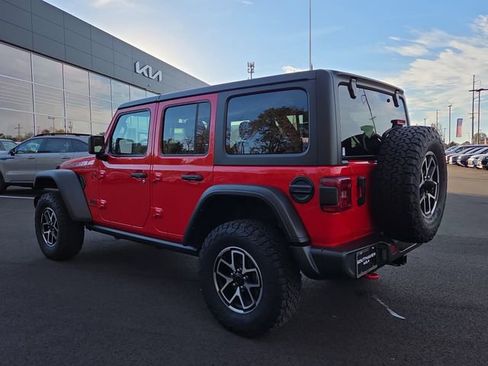 Used 2024 Jeep Wrangler Rubicon image 3