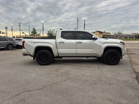 Used 2025 Toyota Tacoma Limited AWD/4WD image 8