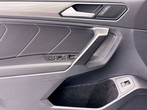 Used 2024 Volkswagen Tiguan SE w/ Panoramic Sunroof Package FWD image 21