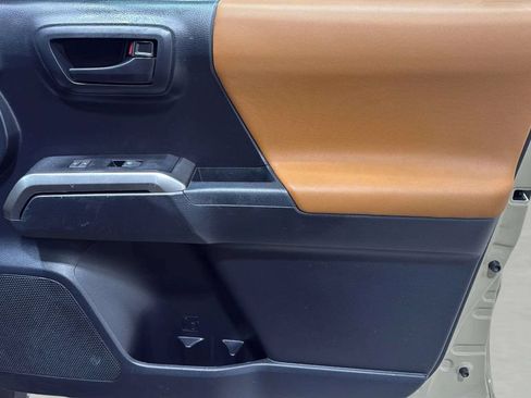 Used 2019 Toyota Tacoma SR5 AWD/4WD image 9