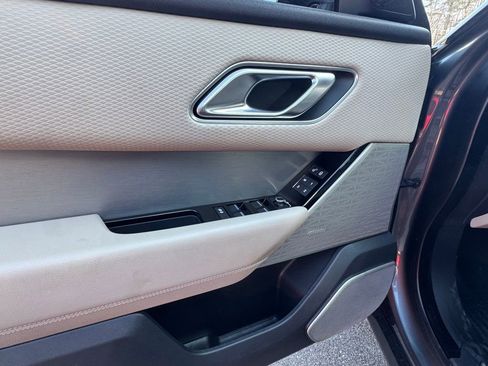 Used 2019 Land Rover Range Rover Velar R-Dynamic SE image 22