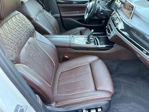 Used 2019 BMW 750i w/ Executive Package RWD image 31
