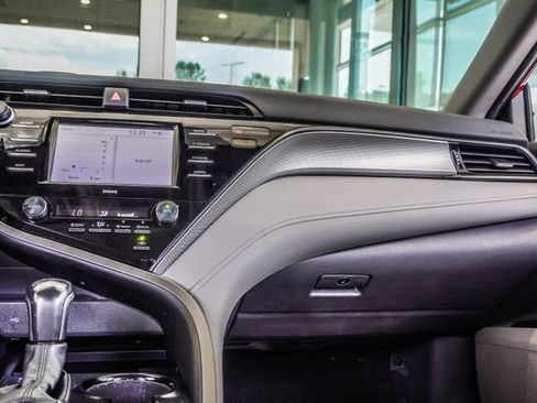 Used 2020 Toyota Camry SE FWD image 19