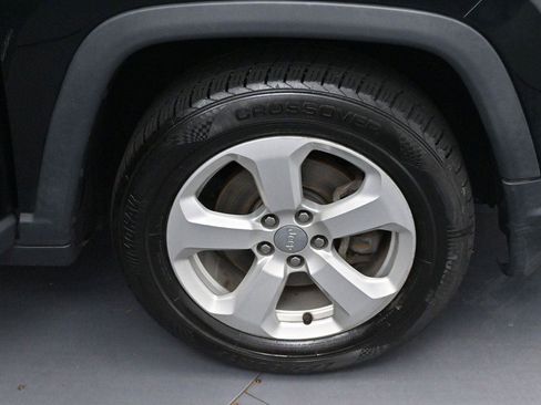 Used 2018 Jeep Compass Latitude FWD image 28