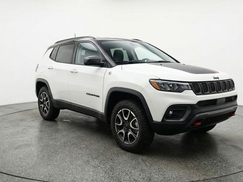 Used 2025 Jeep Compass Trailhawk AWD/4WD image 1