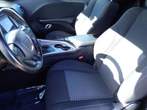 Used 2022 Dodge Challenger SXT RWD image 9