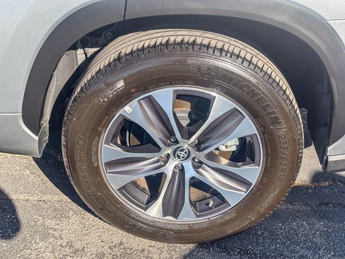 Certified 2024 Toyota Highlander XLE FWD image 12