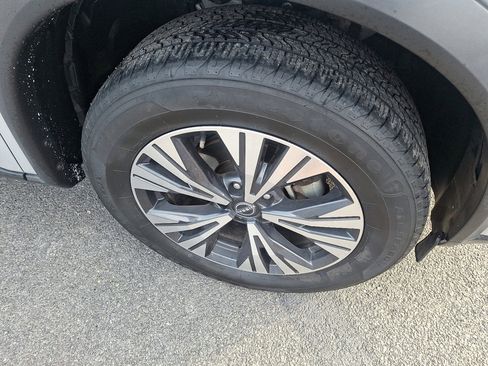 Used 2023 Nissan Rogue SV image 9