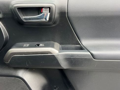 Certified 2022 Toyota Tacoma TRD Off-Road image 17