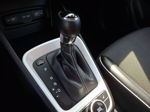 Used 2022 Hyundai Venue Limited w/ Cargo Package FWD image 14