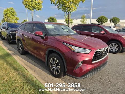 Used 2020 Toyota Highlander XLE AWD/4WD image 3