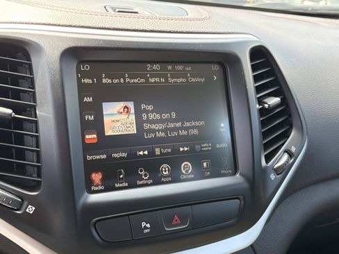 Used 2018 Jeep Cherokee Trailhawk AWD/4WD image 21