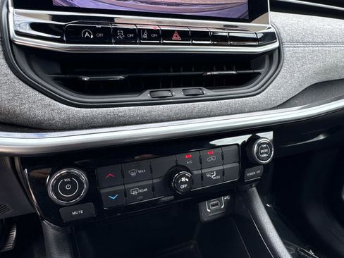 Certified 2024 Jeep Compass Latitude image 23