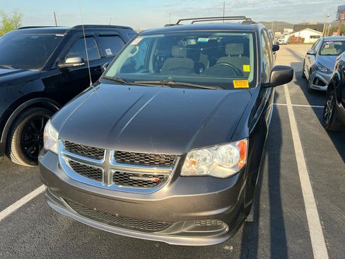 Used 2016 Dodge Grand Caravan SXT w/ UConnect Hands-Free Group FWD image 2