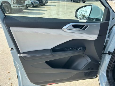 Certified 2025 Volkswagen Taos SE w/ Panoramic Sunroof Package FWD image 50