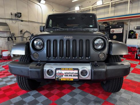 Used 2014 Jeep Wrangler Unlimited Sahara w/ Connectivity Group AWD/4WD image 2