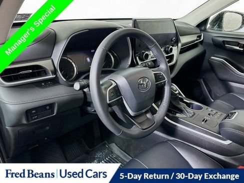 Used 2023 Toyota Highlander L image 12