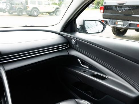 Used 2024 Hyundai Elantra Limited image 9