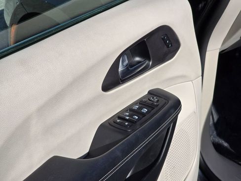 Used 2023 Chrysler Pacifica Touring-L FWD image 38
