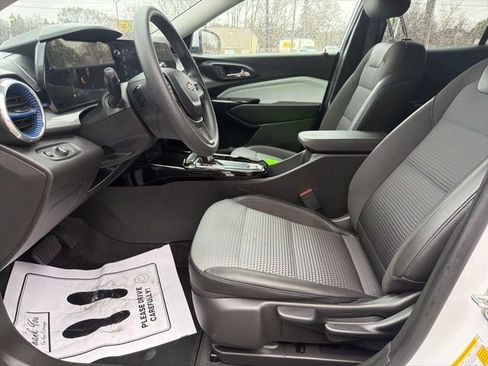 Certified 2025 Chevrolet Trax LT image 19