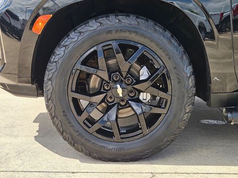 Used 2022 Chevrolet Suburban Z71 w/ Z71 Off-Road Package AWD/4WD image 19