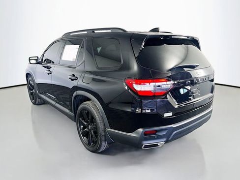 Certified 2025 Honda Pilot Black Edition image 5