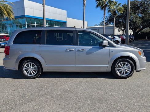 Used 2019 Dodge Grand Caravan SXT image 2