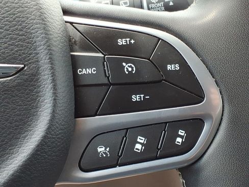 Used 2024 Chrysler Pacifica Touring-L FWD image 18