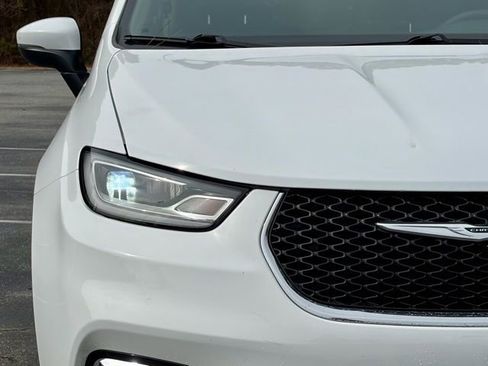 Used 2023 Chrysler Pacifica Touring-L image 13