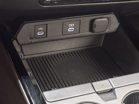Used 2025 Toyota Prius LE FWD image 16