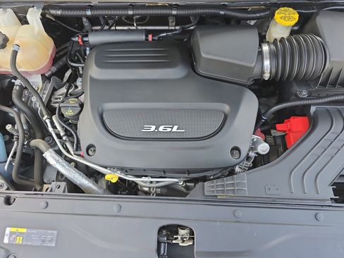 Used 2018 Chrysler Pacifica Touring-L image 36