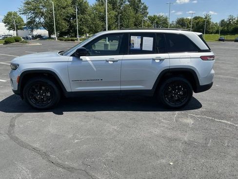 Used 2024 Jeep Grand Cherokee Altitude AWD/4WD image 9