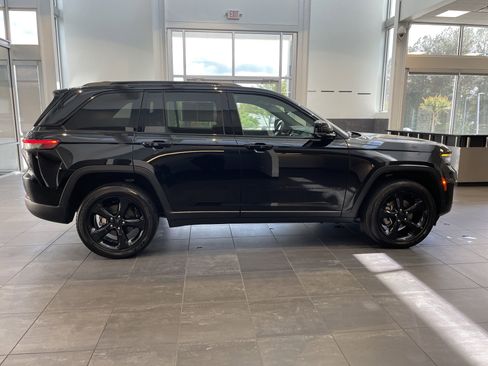 Used 2024 Jeep Grand Cherokee Altitude AWD/4WD image 21