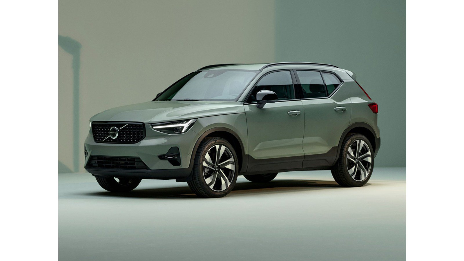 Used 2024 Volvo XC40 B5 Plus w/ Protection Package Premier AWD/4WD image 1