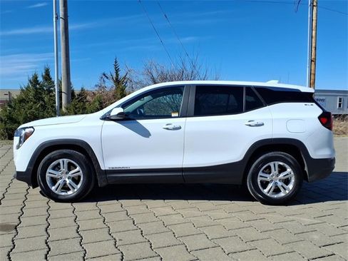 Used 2024 GMC Terrain SLE image 2