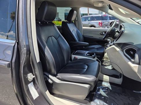 Used 2023 Chrysler Pacifica Touring-L FWD image 20