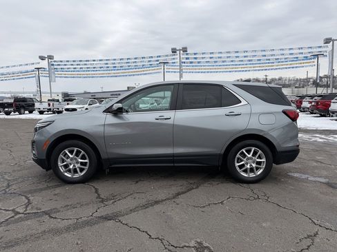 Used 2023 Chevrolet Equinox LT w/ Driver Convenience Package image 4