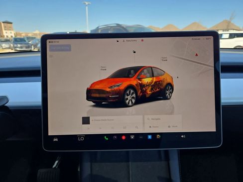 Used 2024 Tesla Model Y 2WD image 25