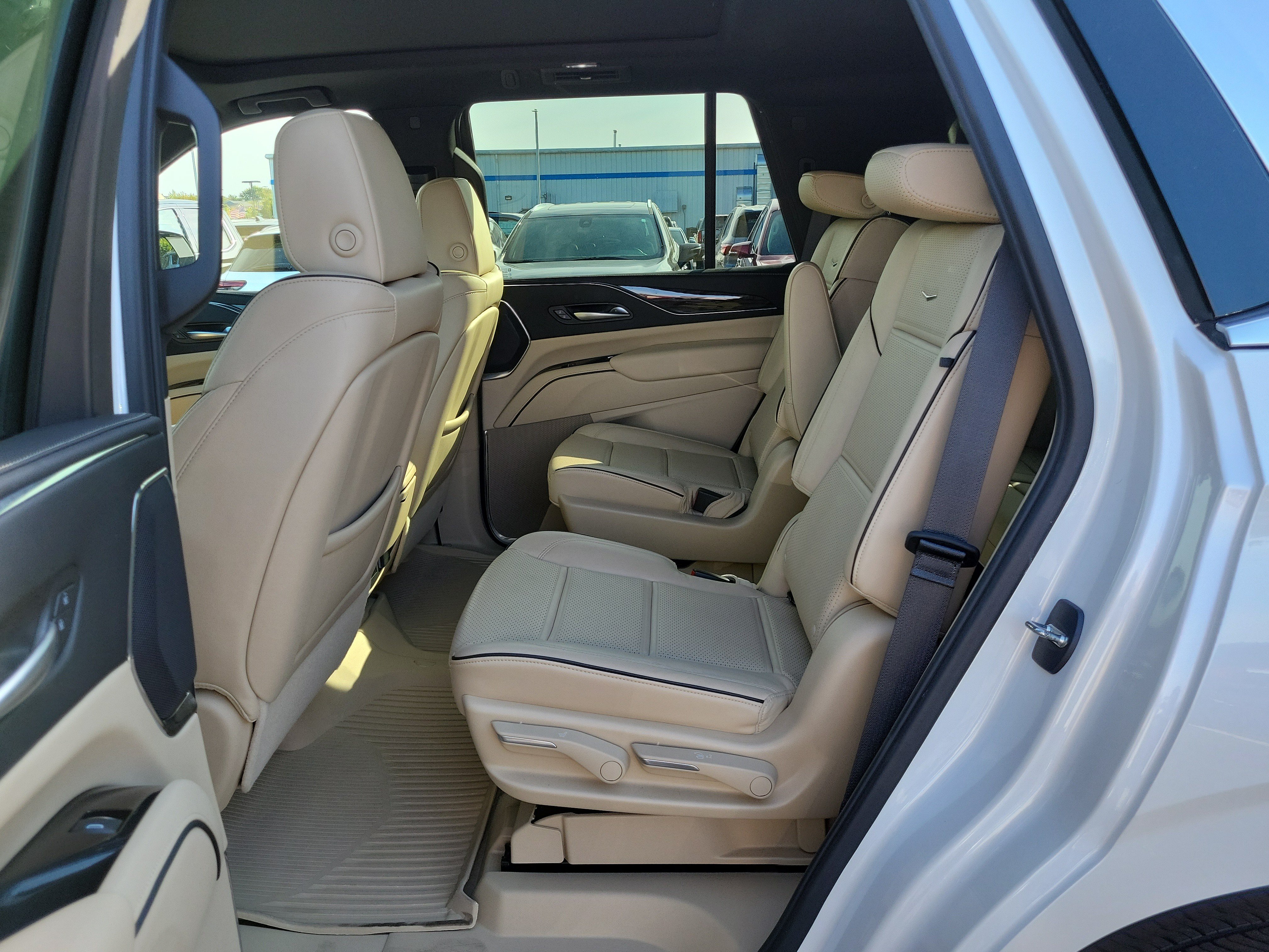 Used 2023 Cadillac Escalade Premium Luxury w/ Performance Package AWD/4WD image 13