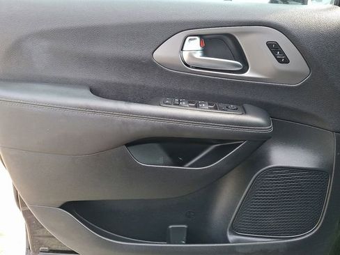 Used 2025 Chrysler Pacifica Select image 14