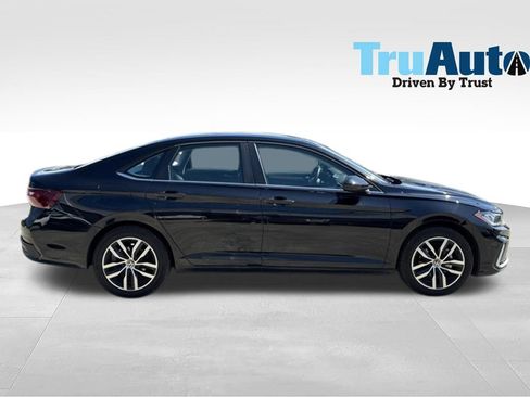 Used 2025 Volkswagen Jetta SE FWD image 8